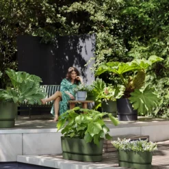 Bloembak Elho Greenville Terrace 80cm - Met Wielen - Bladgroen -Natuur Hoek Verkoop greenville terrace trough 80cm wheels plantenbak bladgroen 6 4