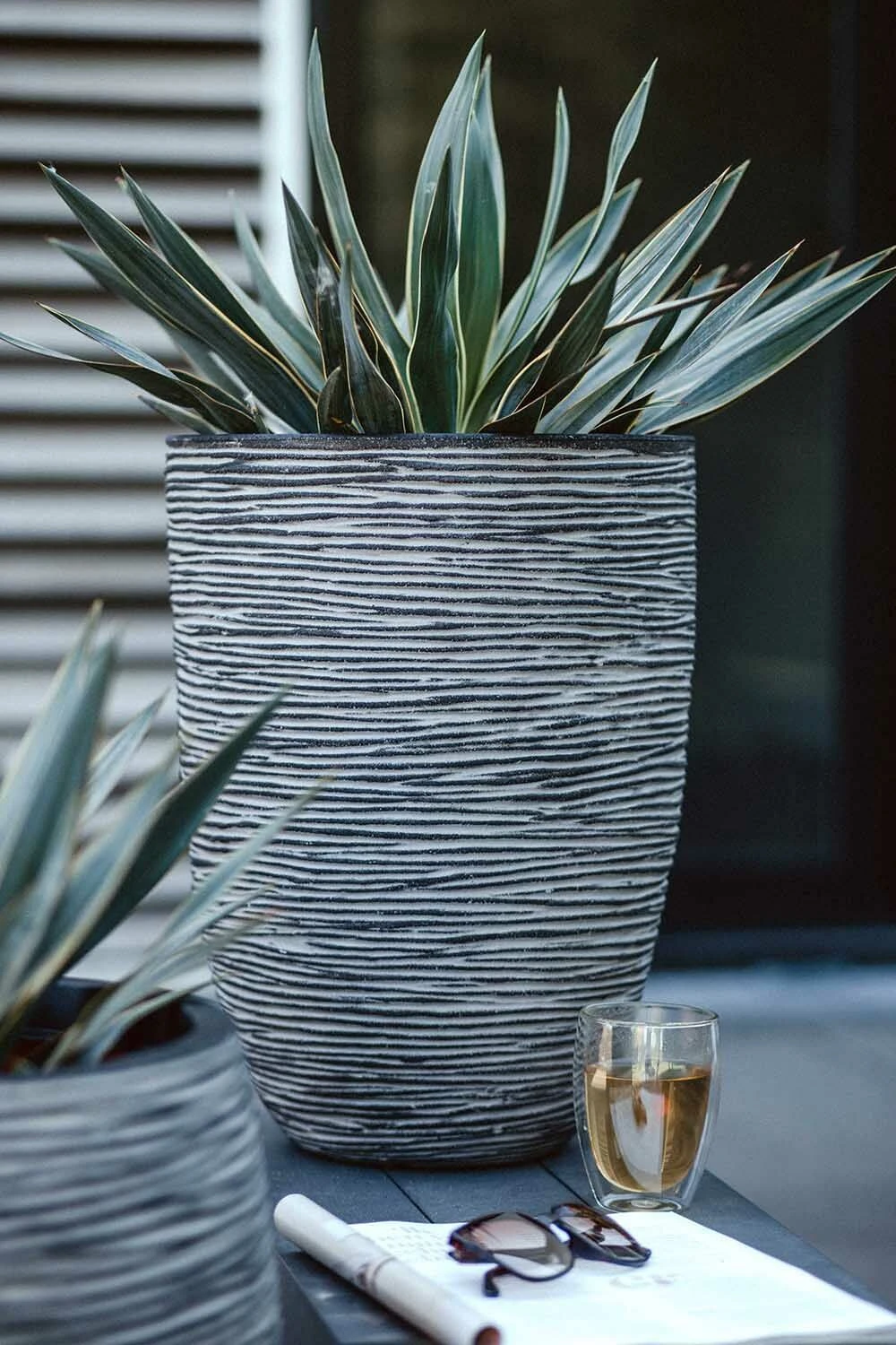 Capi Bloempot Nature Elegant Rib NL - D46 X H58cm - Antraciet 2 Capi Bloempot Nature Elegant Rib NL - D46 X H58cm - Antraciet - Afbeelding 2